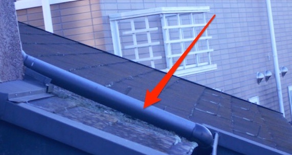 1階と2階の間の屋根の部分の塗装前の状態